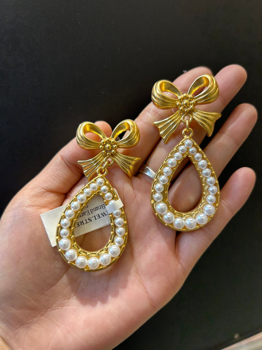 Vintage Magic! Bows aur Pearls Se Payein Ek Sophisticated Look Jo Kabhi Purana Nahi Hota