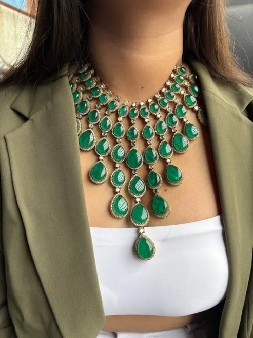Payein "Red Carpet" Wala Glow! Emerald Necklace Ko Alag-Alag Outfits Ke Saath Style Karne Ke 5 Secrets