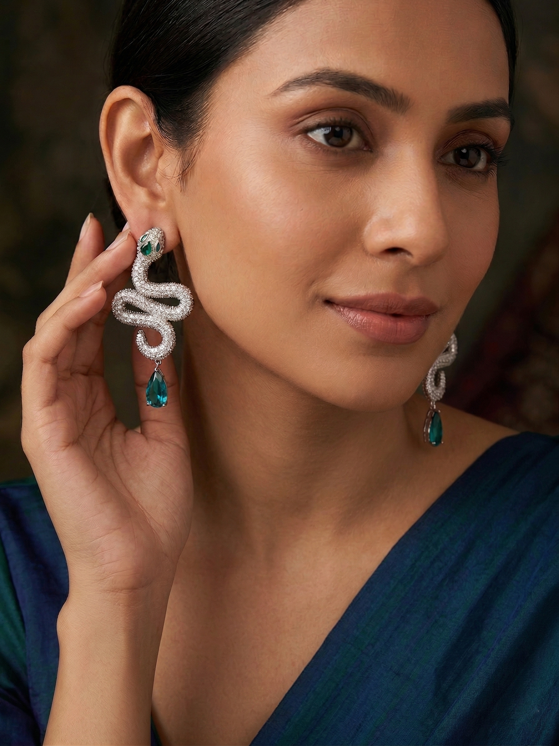 Boring Jewelry Ko Kahen Bye! Snake Drop Earrings Se Apne Style Mein Jodein Thoda "High-Fashion" Drama.