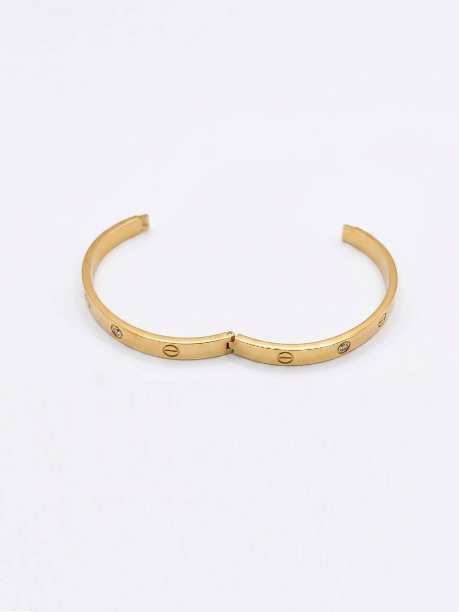 Premium gold plating with anti-tarnish technology.