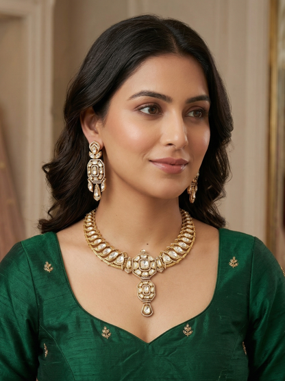 Traditional Wedding Jewellery Set: Kundan Necklace and Matching Earrings
