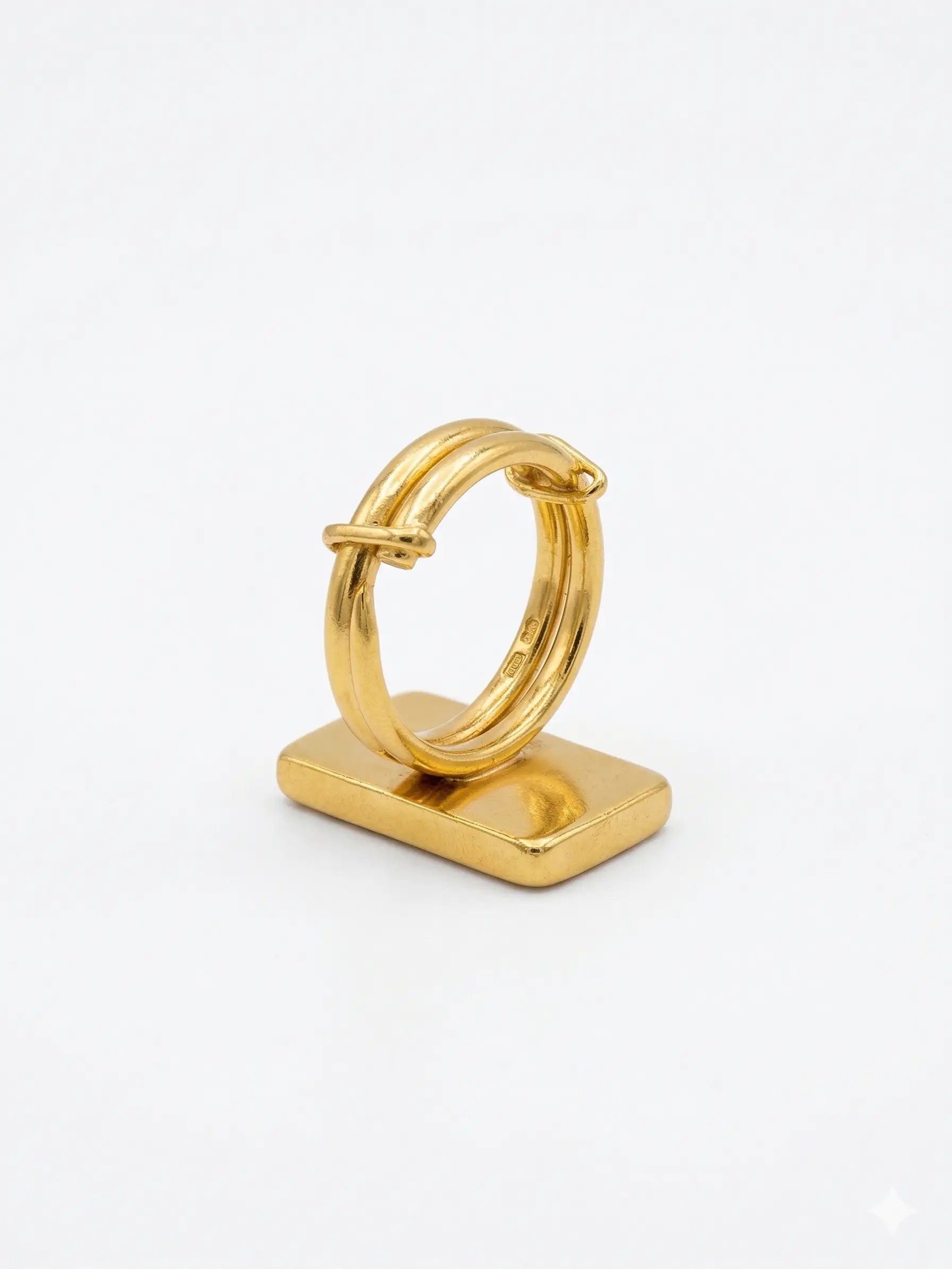 Handheld view of premium stone rings for women with high-clarity white Polki stones